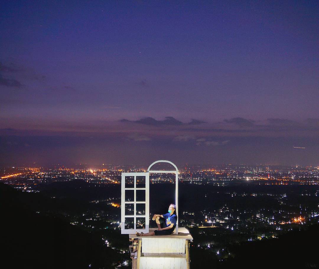 Di Balik Kemegahan Pintu Langit Dahromo